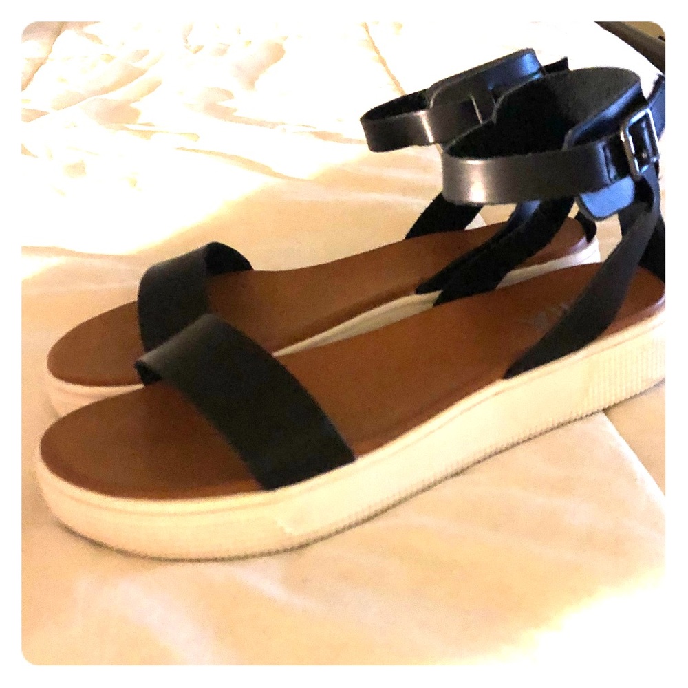 Mia Ellen platform sandals